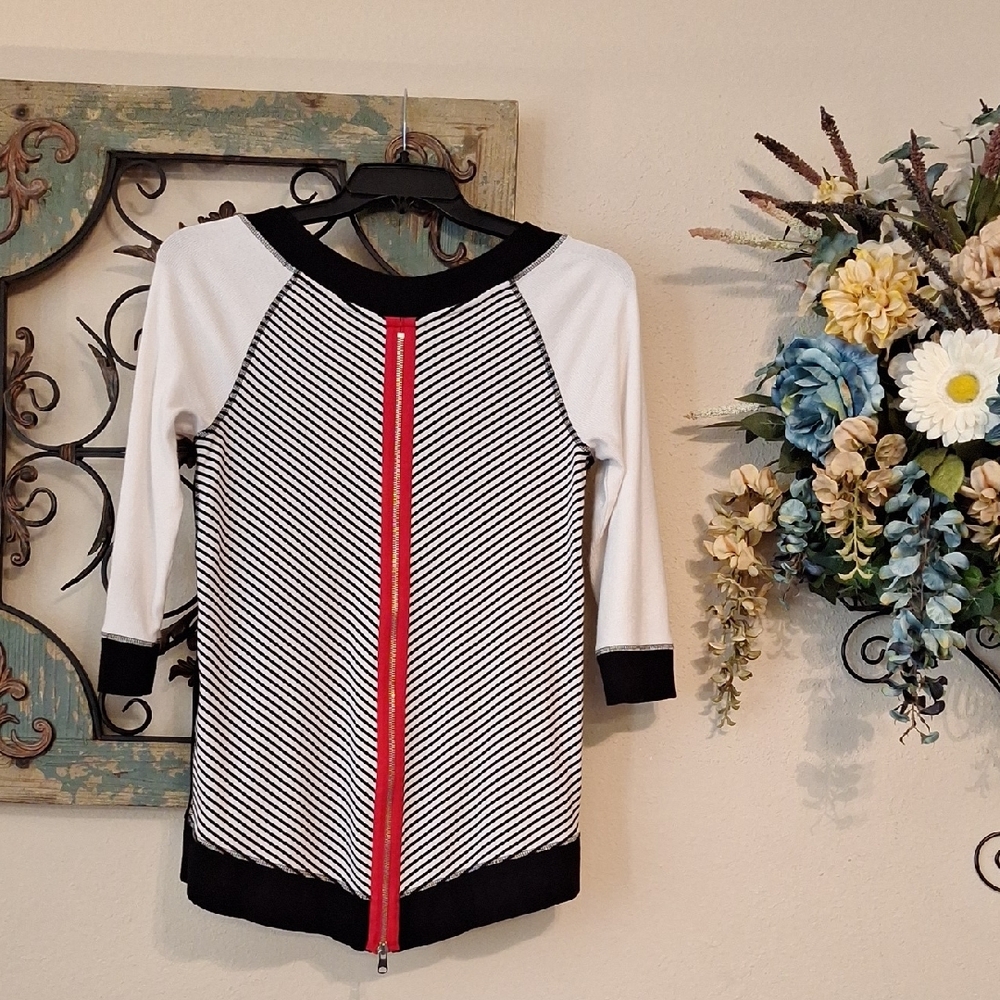 🔥 3 for $25 SALE Chico's Zenergy Blk/Red/WhiteWomen's Sweater.  Size 0
